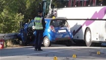 Jako pijana vozačica zabila se autom u autobus