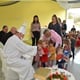 [FOTO] Sveti Nikola s pomoćnicima slatkim paketima razveselio male Gornjostubičance