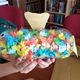 Mališani izrađivali 'plastične ribe' koje sad krase izlog knjižnice u Bedekovčini